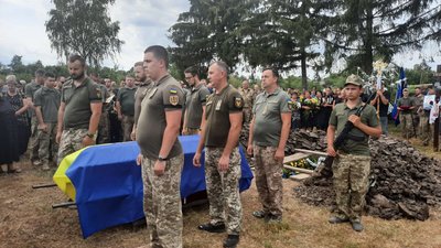 Загинув під час 100 бойового вильоту. На Прикарпатті поховали Героя України Олександра Кукурбу Загинув під час 100 бойового вильоту. На Прикарпатті поховали Героя України Олександра Кукурбу