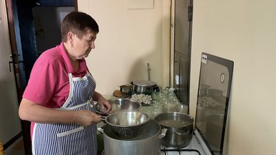 "Хочу підтримати українських воїнів". Херсонська волонтерка готує гарячі обіди для військових "Хочу підтримати українських воїнів". Херсонська волонтерка готує гарячі обіди для військових
