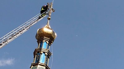 Знімали застряглого лелеку надзвичайники за допомогою спеціальної драбини. Фото: ГУ ДСНС у Хмельницькій області. Знімали застряглого лелеку надзвичайники за допомогою спеціальної драбини. Фото: ГУ ДСНС у Хмельницькій області.