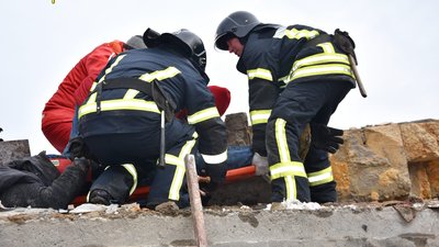 В Одесі в провулку Хуторському на будівельників обвалилася стіна. Є загиблий В Одесі в провулку Хуторському на будівельників обвалилася стіна. Є загиблий