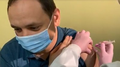 Руслан Марцінків вакцинувався у прямому ефірі Руслан Марцінків вакцинувався у прямому ефірі