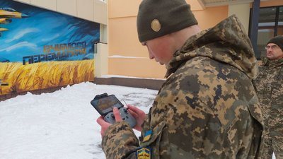 Учасник змагань з пілотування дронами Учасник змагань з пілотування дронами