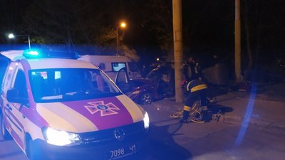 Зіткнувся з електроопорою: У Львові водій не впорався з керуванням Зіткнувся з електроопорою: У Львові водій не впорався з керуванням