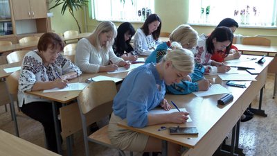 Прикордонники, переселенці, освітяни та студенти: як писали радіодиктант у Луцьку Прикордонники, переселенці, освітяни та студенти: як писали радіодиктант у Луцьку