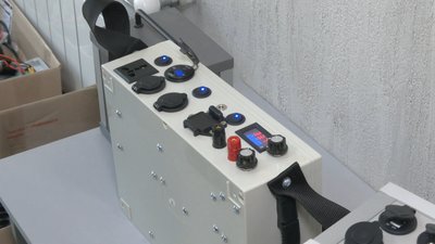 На Рівненщині підприємці перекваліфікувалися та роблять для військових зарядні пристрої На Рівненщині підприємці перекваліфікувалися та роблять для військових зарядні пристрої
