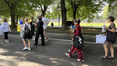 Акцію на підтримку військовополонених з полку "Азов" провели в Ужгороді Акцію на підтримку військовополонених з полку "Азов" провели в Ужгороді