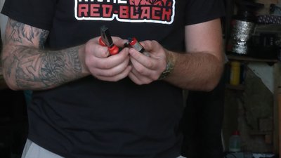 У Рівному волонтери з використаних електронних цигарок роблять павербанки для ЗСУ У Рівному волонтери з використаних електронних цигарок роблять павербанки для ЗСУ