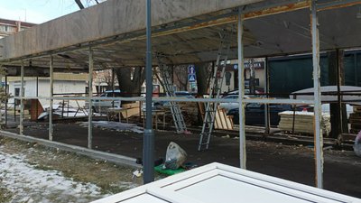 Квітковий павільйон демонтують на площі біля Черкаського драмтеатру Квітковий павільйон демонтують на площі біля Черкаського драмтеатру