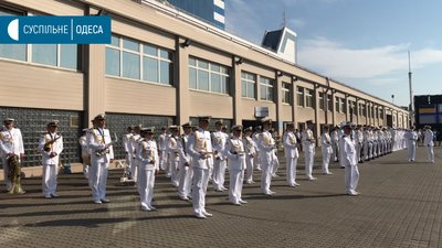 День ВМСУ: Зеленський нагородив посмертно викладачку коледжа економіки та рятувальника