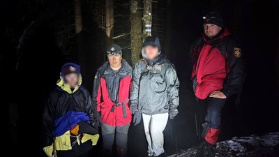 Прикарпатські рятувальники, Вухатий Камінь, гора, Карпати, туристки, Франківщина