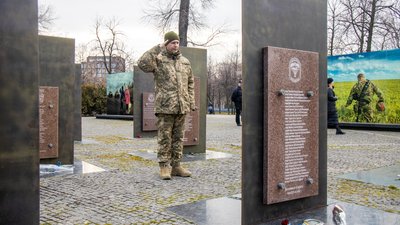У Дніпрі вшанували загиблих під Дебальцевим захисників. Фото У Дніпрі вшанували загиблих під Дебальцевим захисників. Фото
