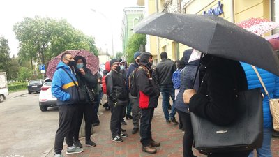 У Тернополі біля банків утворилися черги: люди олачуюють за робочі візи У Тернополі біля банків утворилися черги: люди олачуюють за робочі візи