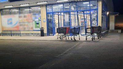 У передмісті Херсона автівка в'їхала у супермаркет У передмісті Херсона автівка в'їхала у супермаркет