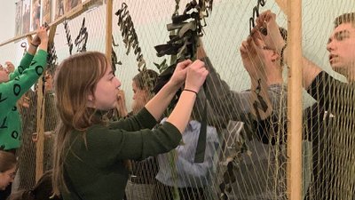 У Тернополі студенти виготовили маскувальні сітки для військових У Тернополі студенти виготовили маскувальні сітки для військових