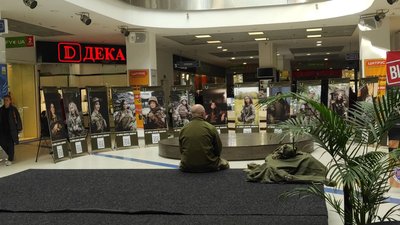 У війни жіноче обличчя: у Черкасах тероборона презентувала виставку світлин У війни жіноче обличчя: у Черкасах тероборона презентувала виставку світлин