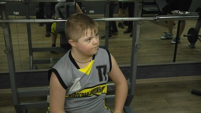 На Житомирщині 12-річний Григорій Марчук з Синдромом Дауна успішно займається силовим триборством На Житомирщині 12-річний Григорій Марчук з Синдромом Дауна успішно займається силовим триборством