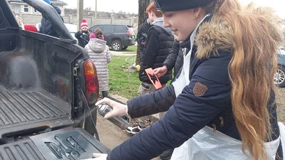Дитячі малюнки для маскування та захисту військових. На Запоріжжі провели мистецьку акцію з розфарбовування пікапу Дитячі малюнки для маскування та захисту військових. На Запоріжжі провели мистецьку акцію з розфарбовування пікапу