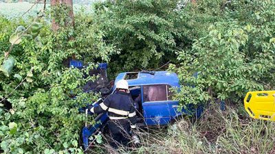 Автомобіль з'їхав у кювет: двоє людей травмувалися в аварії на Вінниччині