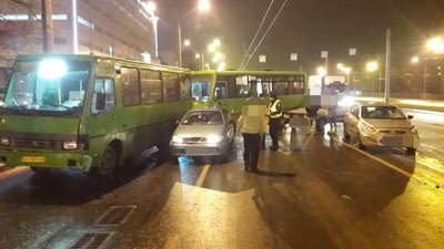За один вечір у Харкові потрапили в аварії три маршрутки За один вечір у Харкові потрапили в аварії три маршрутки