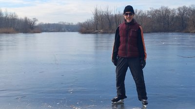 Катаються на ковзанах та рибалять: попри небезпеку відлиги дніпряни виходять на замерзлу річку Катаються на ковзанах та рибалять: попри небезпеку відлиги дніпряни виходять на замерзлу річку