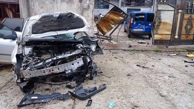 Жінку затисло в салоні: на Закарпатті автомобіль зіштовхнувся з бетонною огорожею