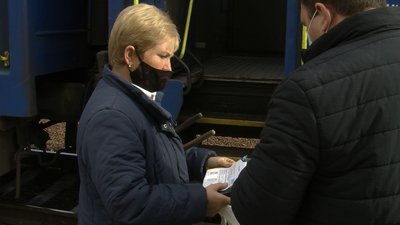 Нові правила перевезення: як реагують пасажири на залізничному вокзалі у Луцьку Нові правила перевезення: як реагують пасажири на залізничному вокзалі у Луцьку
