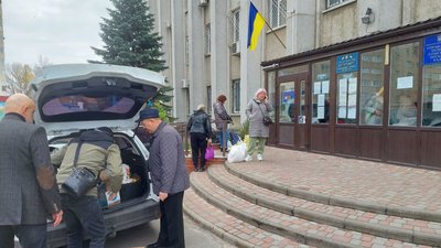 Переселенець з Донецька став волонтером у Сумах і тепер допомагає іншим родинам, які постраждали від війни Переселенець з Донецька став волонтером у Сумах і тепер допомагає іншим родинам, які постраждали від війни