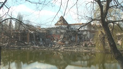 Запоріжці скаржаться на завали готелю у міському парку, які не прибирають пів року