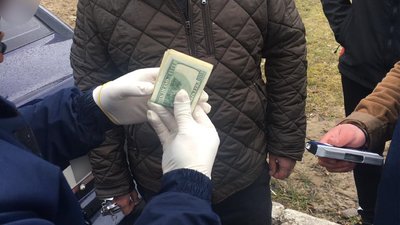 Звільнення від призову за 2000 доларів: на Львівщині затримали начальника медпункту Звільнення від призову за 2000 доларів: на Львівщині затримали начальника медпункту