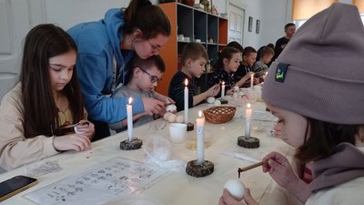 Для дітей-переселенців у Луцьку організували майстерклас з писанкарства Для дітей-переселенців у Луцьку організували майстерклас з писанкарства