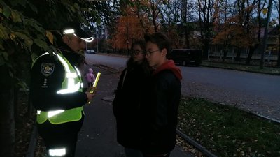 Кропивницькі патрульні показали видимість пішоходів на дорозі зі світловідбивними наліпками та без них
