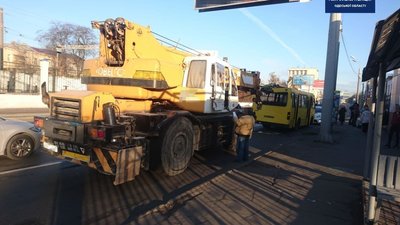 В Одесі вантажний кран зіткнулася з маршруткою, троє людей травмувалися В Одесі вантажний кран зіткнулася з маршруткою, троє людей травмувалися
