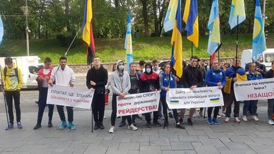 Півсотні студентів та викладачі Олімпійського коледжу протестують під Кабміном