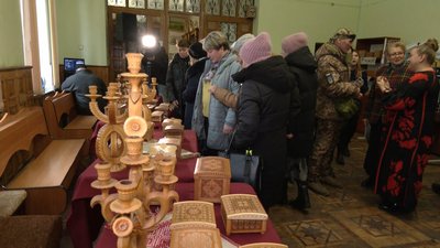 У Хмельницькому проходить виставка робіт пам’яті різьбяра Сергія Зваричука