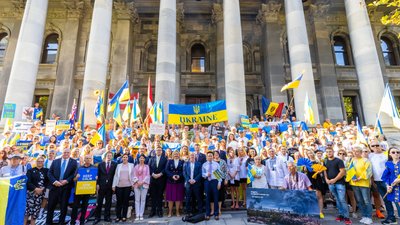 "Надалі будемо ліпити тисячі вареників": як австралійські волонтери допомагають українським військовим "Надалі будемо ліпити тисячі вареників": як австралійські волонтери допомагають українським військовим