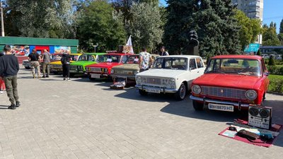 Радянські автівки, вінтажні речі та косплеї: як минув ретро-фестиваль в Одесі Радянські автівки, вінтажні речі та косплеї: як минув ретро-фестиваль в Одесі