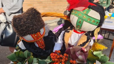 У сумській школі влаштували ярмарок "Від маленьких сердець до великої Перемоги" У сумській школі влаштували ярмарок "Від маленьких сердець до великої Перемоги"