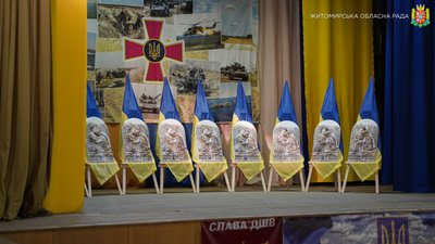 У Житомирі рідним 11 загиблих військових вручили "Ікони пам'яті" У Житомирі рідним 11 загиблих військових вручили "Ікони пам'яті"