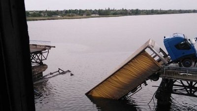 На трасі Кропивницький-Запоріжжя під вантажівкою обвалився міст