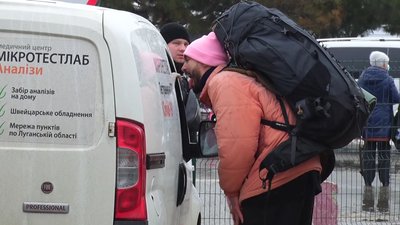 "Постанова існує, але". На КПВВ Станиця Луганська платне ПЛР-тестування "Постанова існує, але". На КПВВ Станиця Луганська платне ПЛР-тестування