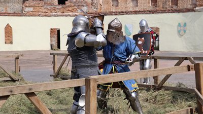 Клуби історичної реконструкції та середньовічного бою провели тренувальний турнір у Тростянці на Сумщині