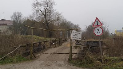 На Львівщині мешканці двох сіл користуються аварійним дерев'яним мостом На Львівщині мешканці двох сіл користуються аварійним дерев'яним мостом