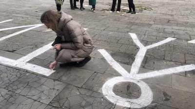 В Ужгороді вшанували пам'ять загиблих внаслідок авіаудару по драмтеатру в Маріуполі В Ужгороді вшанували пам'ять загиблих внаслідок авіаудару по драмтеатру в Маріуполі