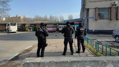 Охороняють об’єкти та патрулюють вулиці – на Херсонщині поліція працює в посиленому режимі Охороняють об’єкти та патрулюють вулиці – на Херсонщині поліція працює в посиленому режимі