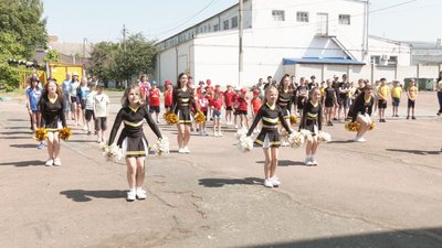 Руханка та естафети: у літньому таборі одного із житомирських ліцеїв
провели спортивний день Руханка та естафети: у літньому таборі одного із житомирських ліцеїв
провели спортивний день