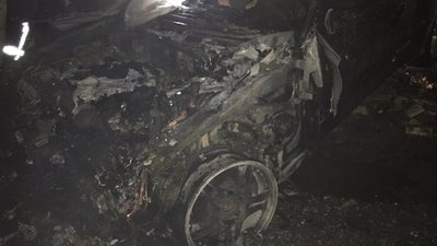 Під житловим будинком у Краматорську згоріли два авто. ФОТО Під житловим будинком у Краматорську згоріли два авто. ФОТО