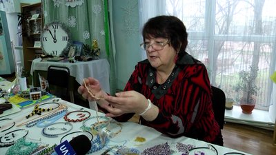Пенсіонерка з Житомира Галина Додарчук створює прикраси з бісеру Пенсіонерка з Житомира Галина Додарчук створює прикраси з бісеру