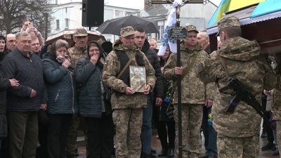 У Рівному попрощалися із двома захисниками, які загинули на сході України У Рівному попрощалися із двома захисниками, які загинули на сході України