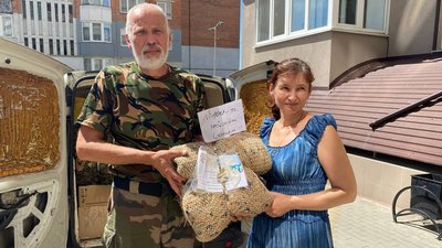 Допомогу з волонтерських пунктів у Луцьку відправили військовим на фронт Допомогу з волонтерських пунктів у Луцьку відправили військовим на фронт