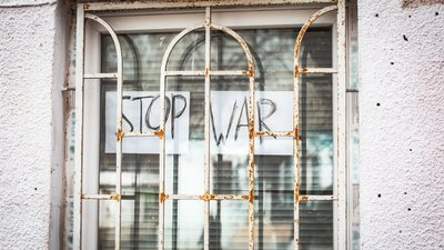 Напис "Stop War" на одному з вікон багатоповерхівки. Миколаїв, кінець лютого 2022 року Напис "Stop War" на одному з вікон багатоповерхівки. Миколаїв, кінець лютого 2022 року